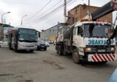 Во Владивостоке эвакуатор увёз автобус китайских туристов
