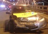 Пьяный водитель такси разбил машину о леера Золотого моста