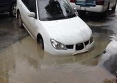 Во Владивостоке из-за прорыва водопровода автомобиль провалился под асфальт