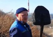 Во Владивостоке рабочий напал с лопатой на местного жителя, снимавшего его на смартфон