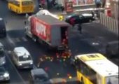 На центральной улице Владивостока грузовик потерял груз из воздушных шариков