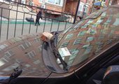 Кирпич на капоте лучше наклейки на стекле автохама, считают во Владивостоке