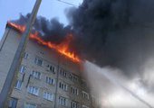 Крыша девятиэтажного общежития горит в Большом Камне