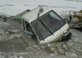8 марта на озере Ханка под лёд провалились два автомобиля