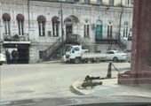 Во Владивостоке туристический автобус снёс железное ограждение тротуара