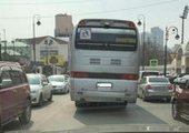 Во Владивостоке туристический автобус снёс железное ограждение тротуара