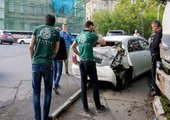 Во Владивостоке грузовик вновь снёс несколько авто и врезался в кафе