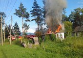 В Кировском пожарные вынесли из горящего дома женщину