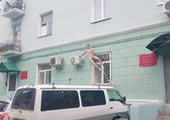 Во Владивостоке голый мужчина залез на окно суда