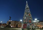 На центральной площади Владивостока зажгли иллюминацию на ёлке
