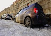 Во Владивостоке автомобили вмерзли в лёд из-за порыва трубы