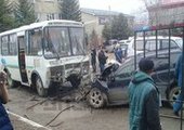 Лобовое столкновение легковушки с автобусом произошло в центре Вольно-Надеждинска