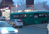 Массовое ДТП устроил сорвавшийся с ручника автобуса во Владивостоке