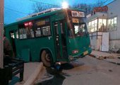 Массовое ДТП устроил сорвавшийся с ручника автобуса во Владивостоке