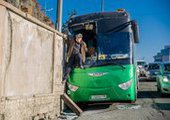 Во Владивостоке детей эвакуировали из автобуса через окно