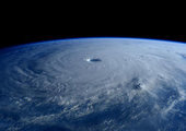 Супертайфун MAYSAK начал движение на Дальний Восток