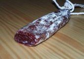 В Приморье просроченную колбасу выдавали за домашнее мясо