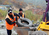 Во Владивостоке продолжается массовая утилизация старых шин