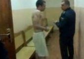 В суд во Владивостоке привезли подсудимого в одних трусах