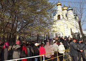 Во Владивостоке, чтобы быстрее попасть к поясу Пресвятой Богородицы, брали "на прокат" детей