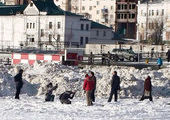 Иностранные туристы фотографируют кучи грязного снега во Владивостоке