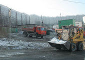 Дорожные службы Владивостока героически борются с наледями из-за протечек