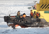 Сегодня ночью в акватории Владивостока буксир «Лазурит» будет колоть лед