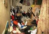 Женщину насмерть придавило кучей мусора в собственной квартире во Владивостоке