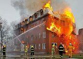 Крупный пожар на острове Русском в общежитии