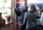 Полицейские Артема показали школьникам как искать преступников