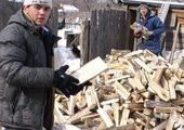 Мэр и депутат нарубили дров для пенсионерки из Приморья