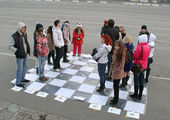 Во Владивостоке час земли отметили игрой в живые шашки и велопробегом