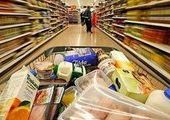 В супермаркетах на глазах покупателей переклеивают бирки на просроченном товаре