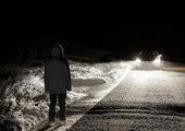 Ходить ночью в чёрном на неосвещенной дороге опасно для жизни
