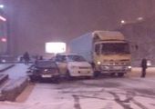 Из-за гололеда грузовик Hino протаранил шесть машин