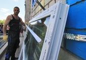 Новые окна и двери устанавливают в пострадавших от взрывов поселках Приморья