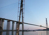 Во Владивостоке строители начали асфальтировать проезжую часть моста на остров Русский