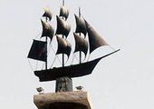 Моряка у ростральной колонны во Владивостоке развернут "кругом"