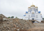 В Находке, что бы лучше было видно собор, срезают сопку