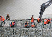 Рабочие разбирают подпорную стенку в районе станции «Спутник» как конструктор Лего