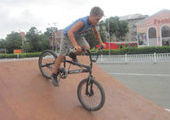 На центральной площади Уссурийска установили площадку для акробатов велосипедистов
