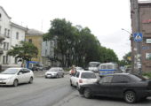 Из-за дурацкого пешеходного перехода во Владивостоке женщина попала под колеса авто