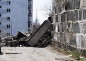 Возле жилого дома по ул. Аллилуева, 2 во Владивостоке обрушилась подпорная стена
