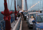 Полиция Владивостока напомнила горожанам: за остановку на мосту штраф 2000 рублей