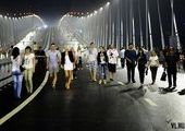 Жители Владивостока ночью прогулялись по Чуркинскому мосту