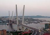 Во Владивостоке не стали придумывать витиеватые имена мостам, а назвали просто: Русский и Золотой