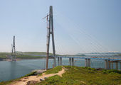 Во Владивостоке не стали придумывать витиеватые имена мостам, а назвали просто: Русский и Золотой