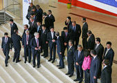На саммите АТЭС во Владивостоке японскому и корейскому министру пришлось пожать друг другу руки