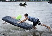 Соревнования по «заплывам на надувастиках» состоялись во Владивостоке в рамках ЧМ по ралли-рейду на аквабайках