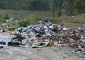Во Владивостоке объездную дорогу на Шамору завалили мусором